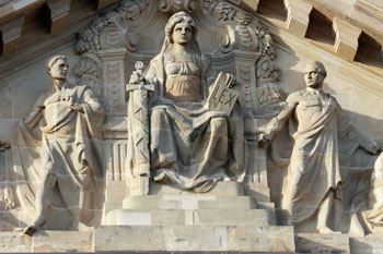 Beethoven-Statue auf dem Bonner Münsterplatz schwarz-weiß